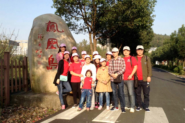 上海QY千亿国际大别山助学之旅出发了，助学+拓展+野营。